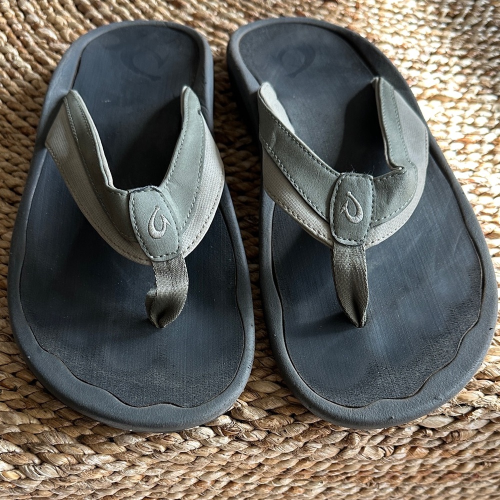 Olu Kai size 12 Gray and Black Flip Flops